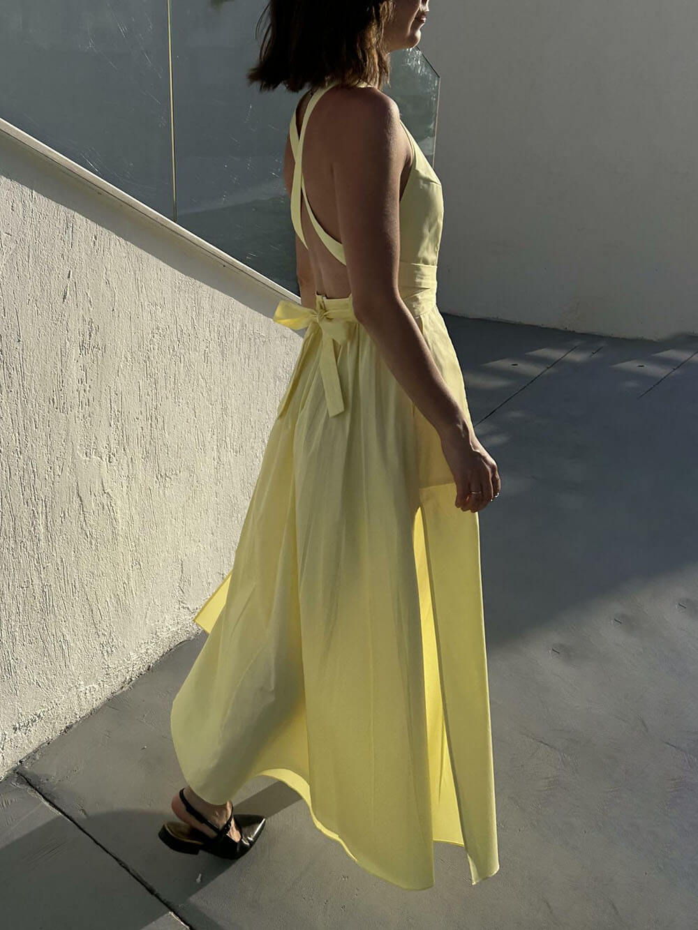 Vestido chaleco único con abertura lateral, cordones y bolsillos