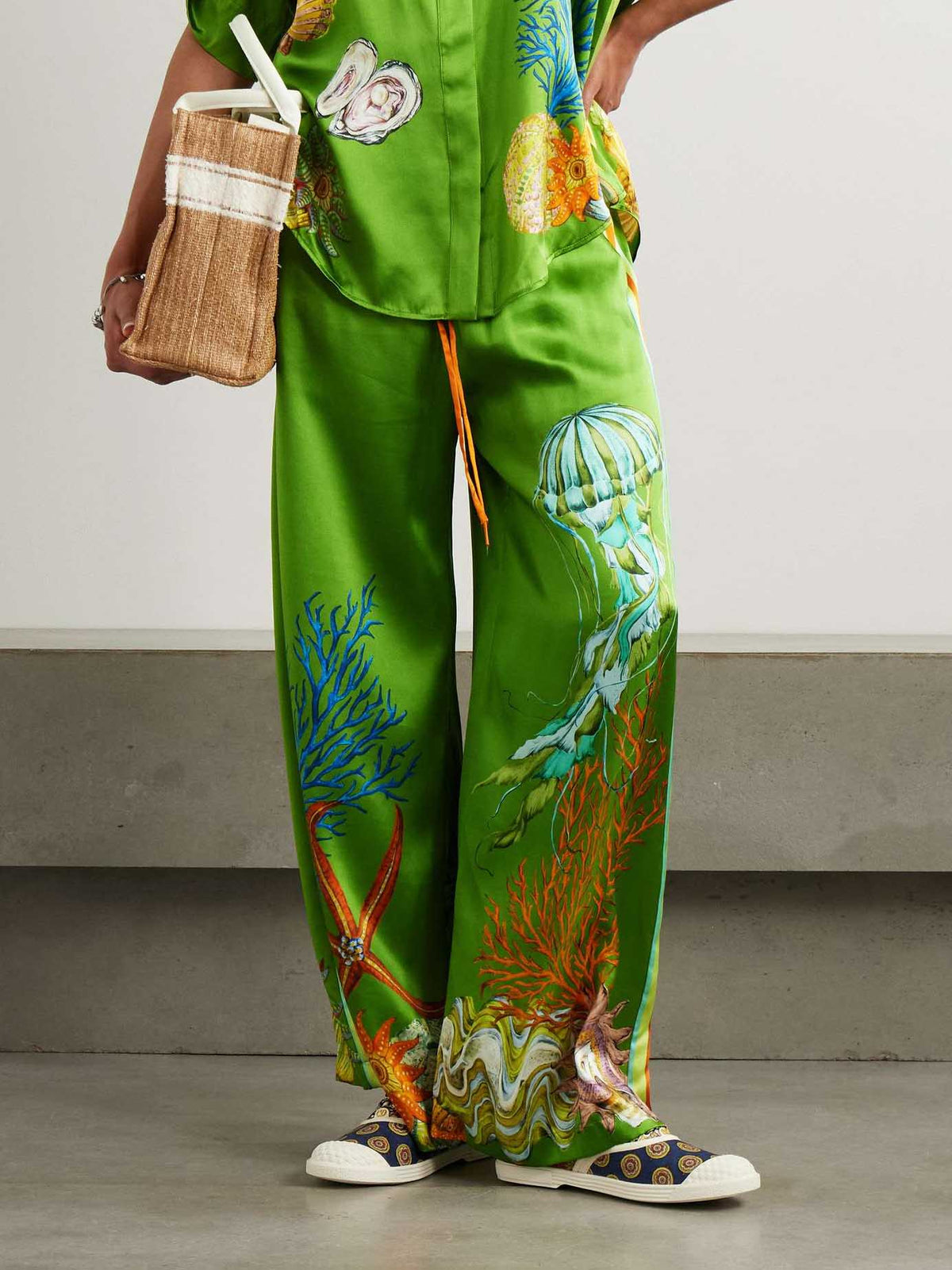 Completo a due pezzi con camicia in raso con stampa oceanica e pantaloni palazzo
