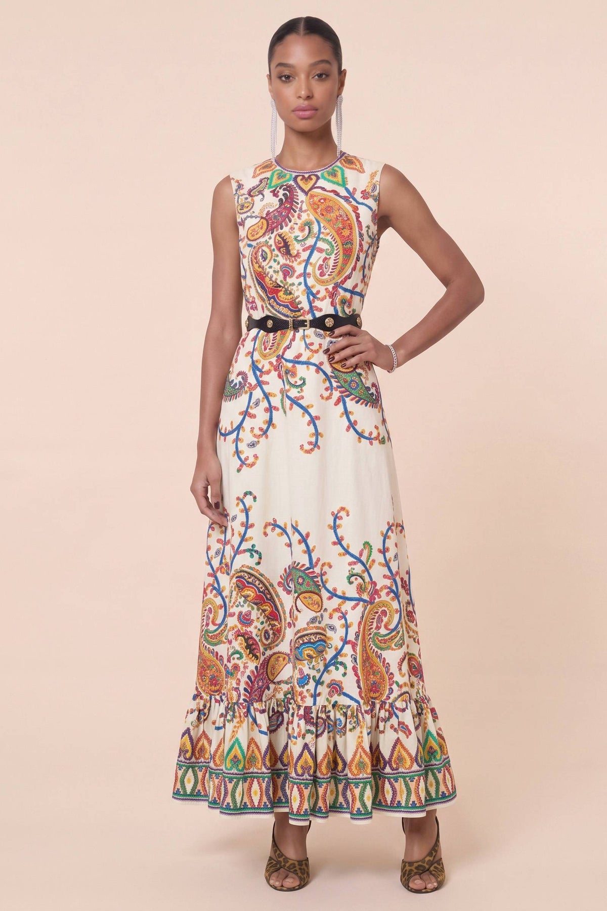 Buntes ärmelloses langes Kleid mit Cashewblütenmuster, tailliertem Schnitt und Rüschen
