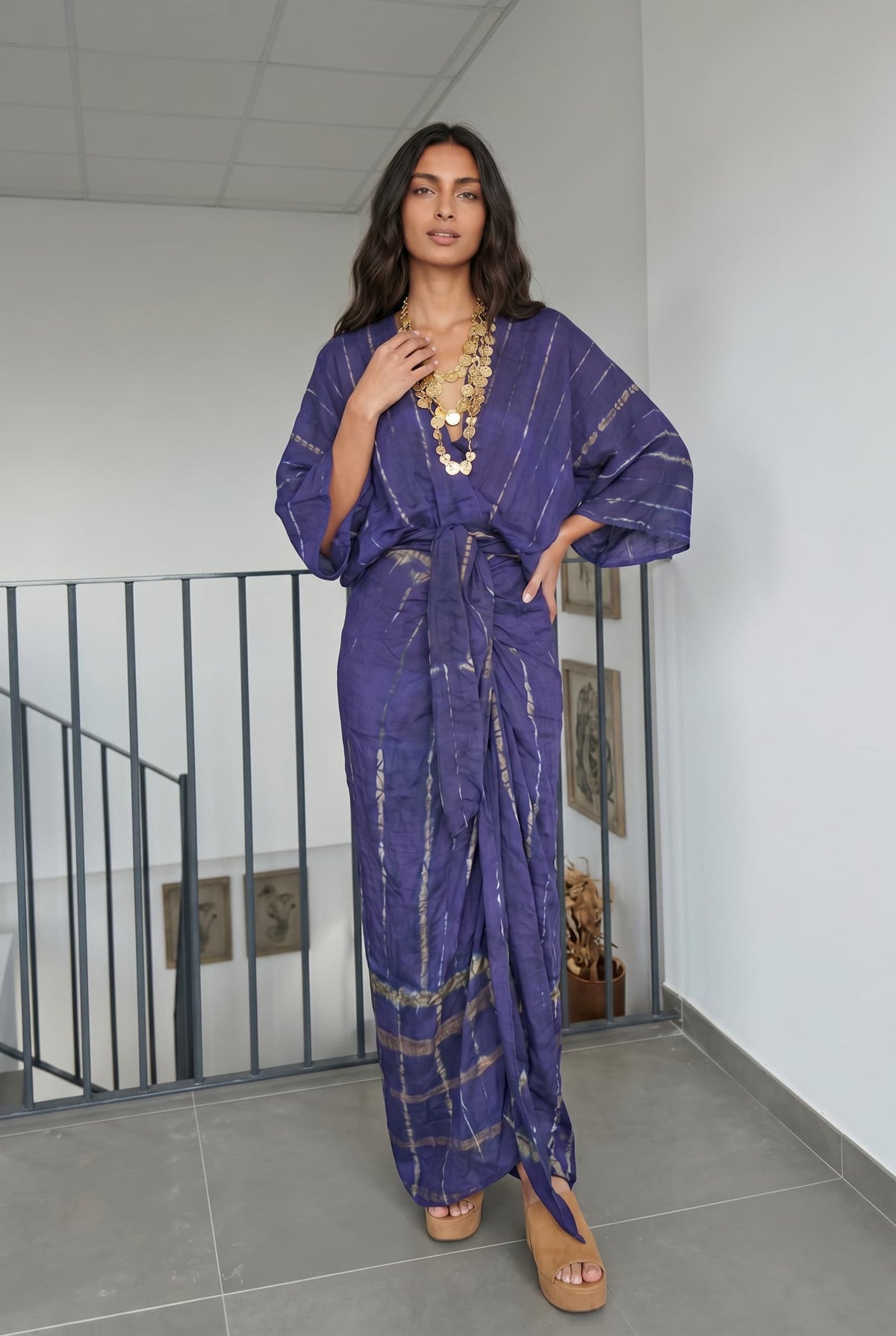 Maxikleid mit V-Ausschnitt, Print, Schlitz und Bänderdetail