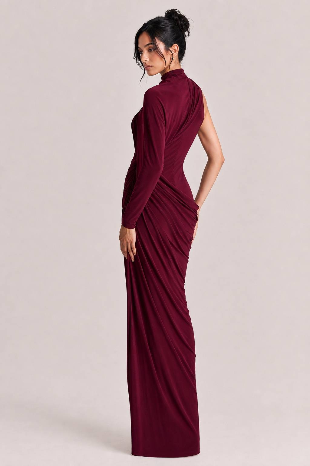 Elegantes asymmetrisches Maxikleid mit einem Ärmel und Drapierung