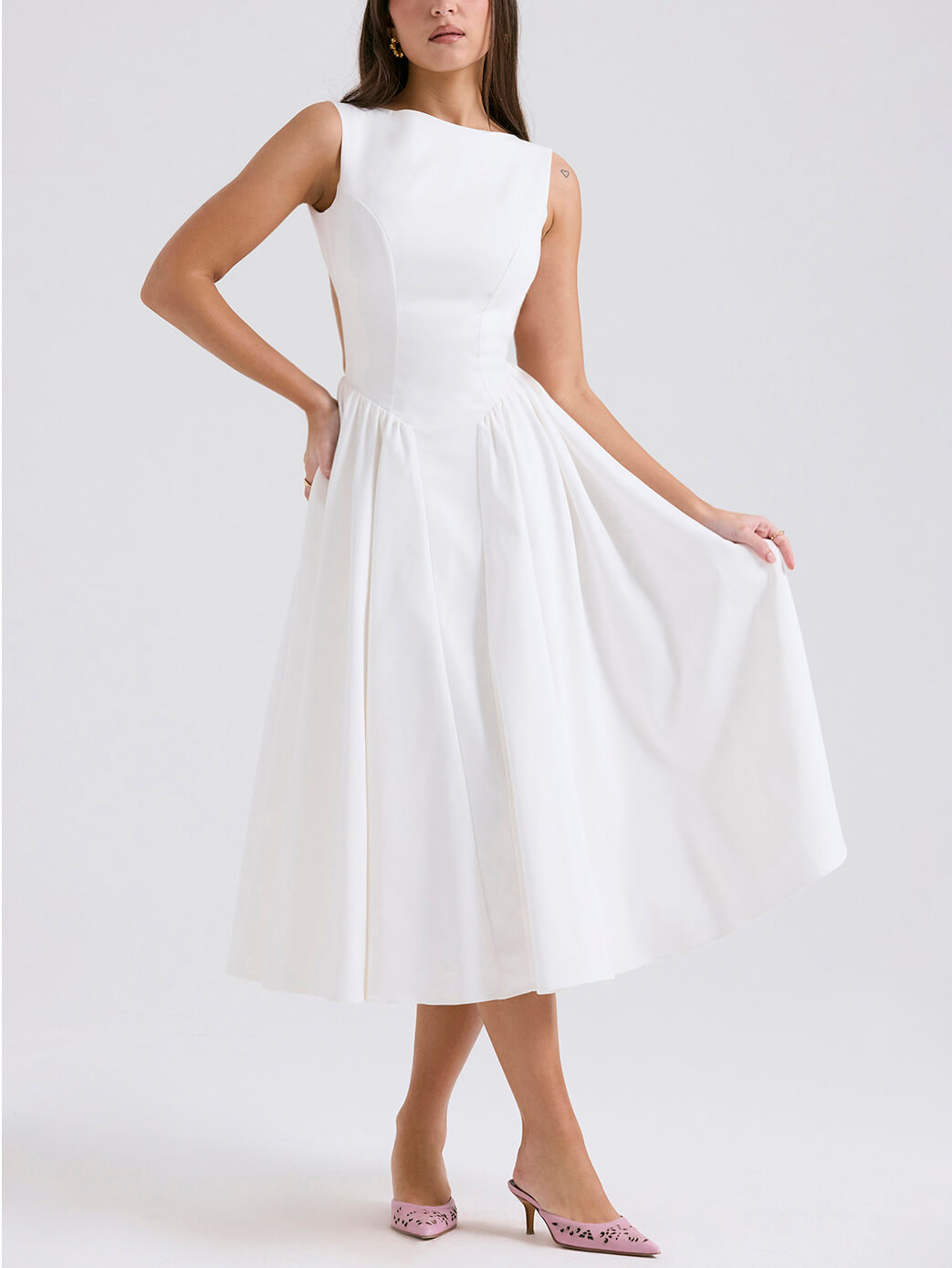 Vestido midi elegante e sofisticado, de cor lisa, decote redondo, costas descobertas e sem mangas