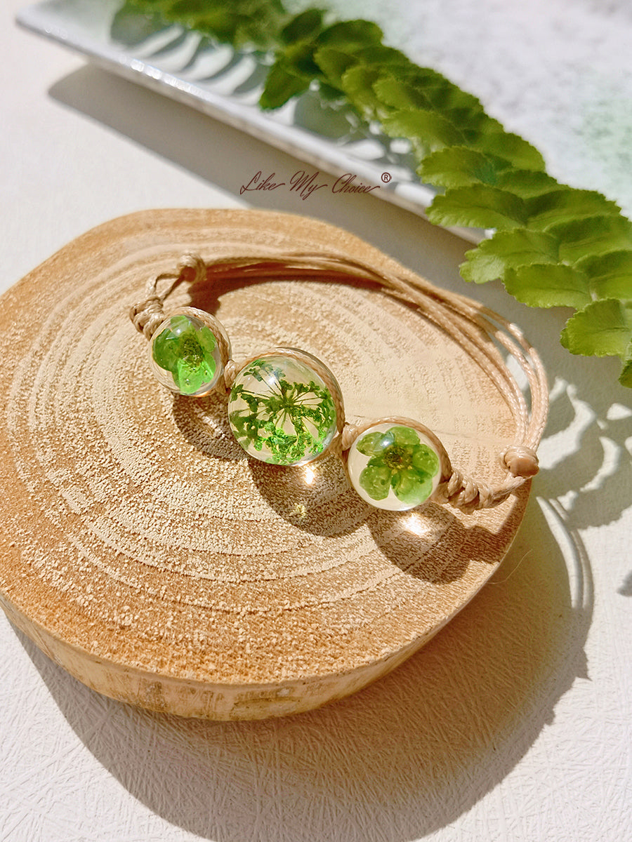 Bracelet jonc à charms en forme de pierres précieuses et de fleurs de cerisier, avec cordon réglable