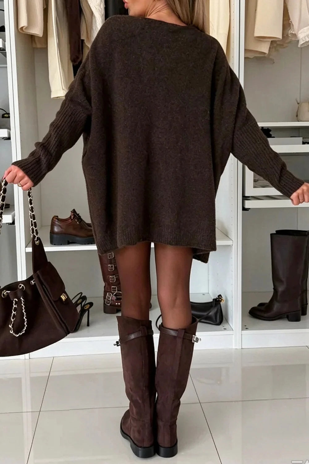 Camisola de malha oversized com ombros descaídos, gola redonda e bolsos frontais