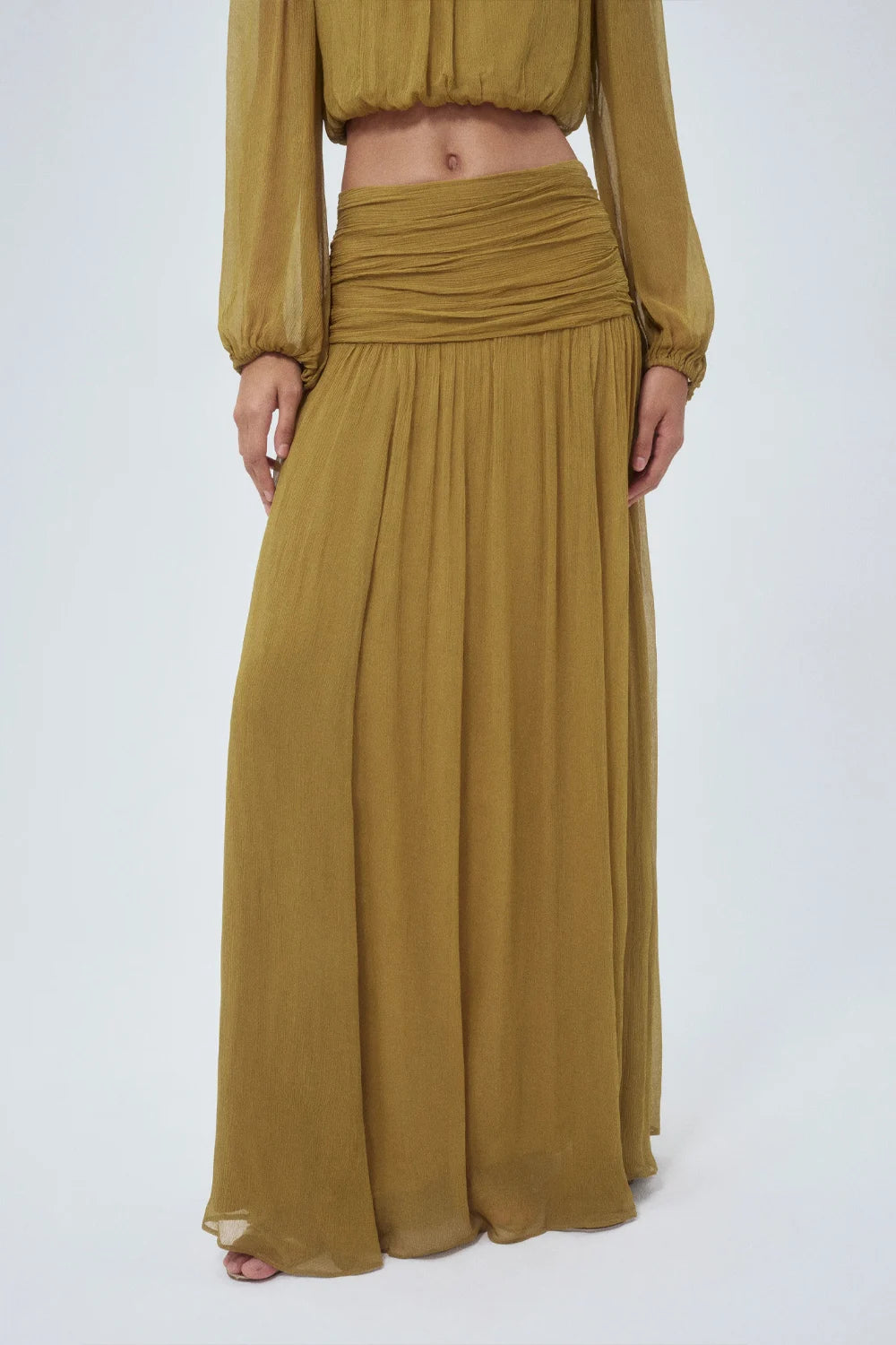 Zweiteiliges Set aus olivgrünem Chiffon-Crop-Top mit langen Ärmeln und gerafftem Maxirock