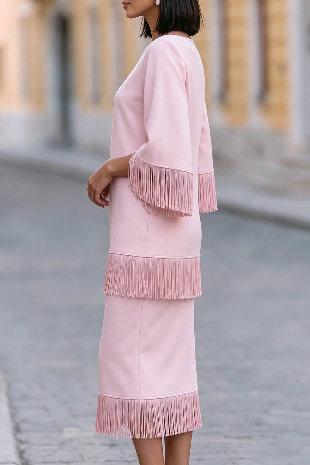 Vestido de largo medio con mangas con flecos