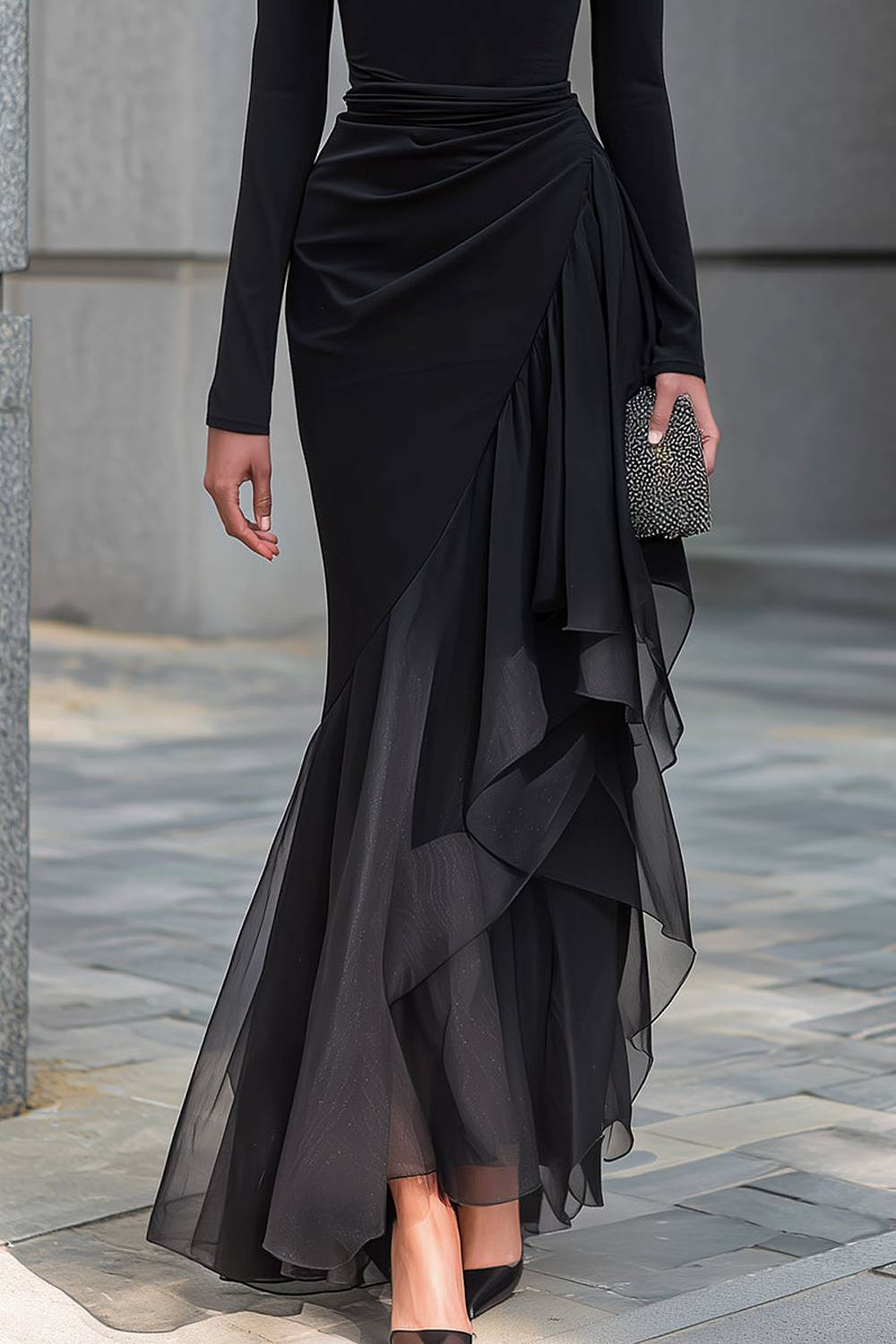 Langärmeliges Chiffon-Maxikleid mit Wasserfallausschnitt, Raffungen an der Taille und Meerjungfrauen-Saum mit Rüschen