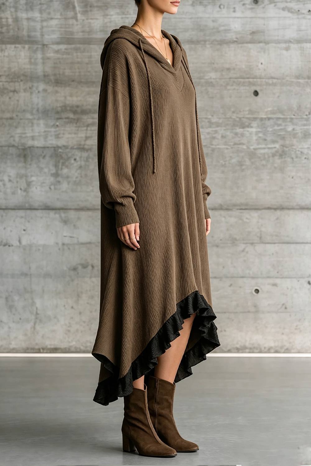 Vestido midi con capucha, escote en V y volantes asimétricos