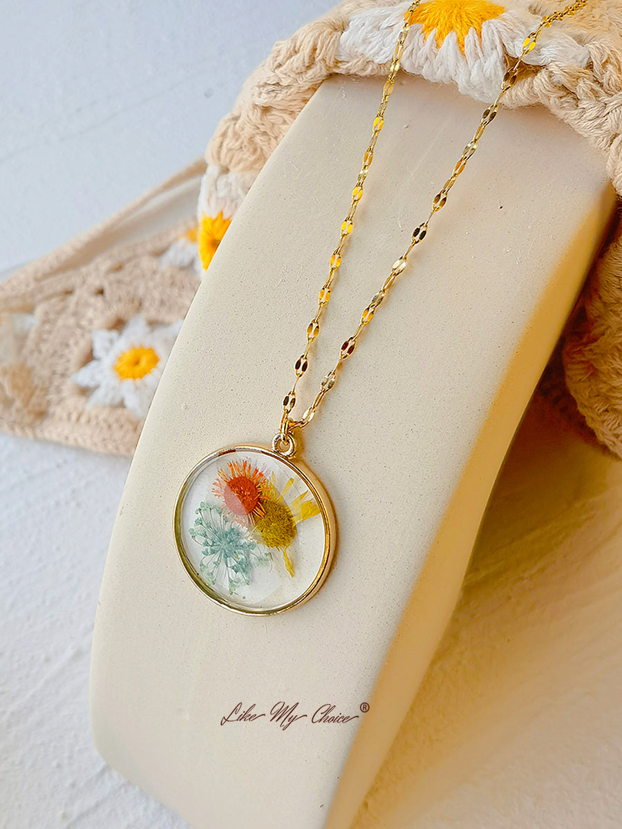 Colar com flores prensadas - margarida girassol em resina