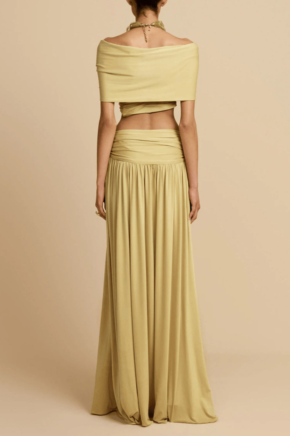 Zweiteiliges Set mit schulterfreiem Crop-Top mit Raffungen und bodenlangem Kleid mit hoher Taille