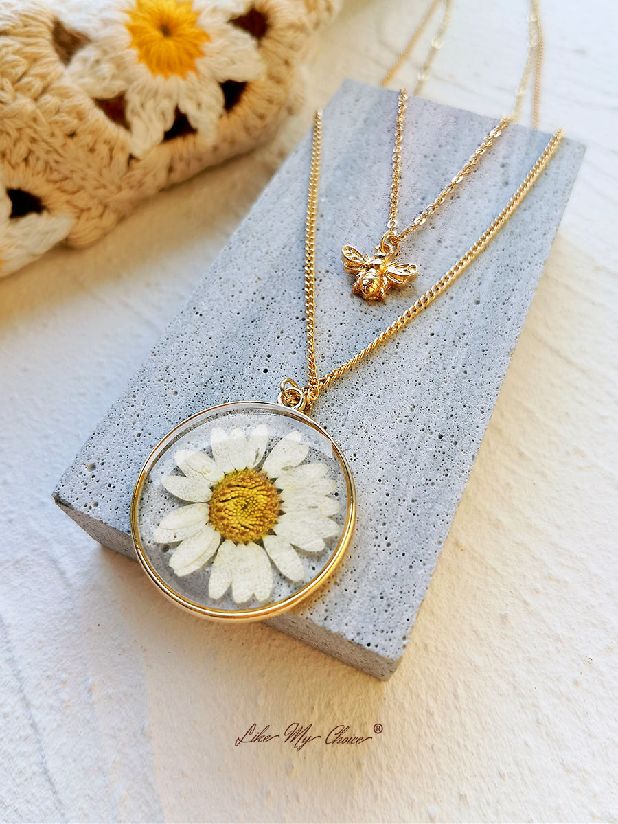 Collar con flores prensadas - margarita natural y abeja