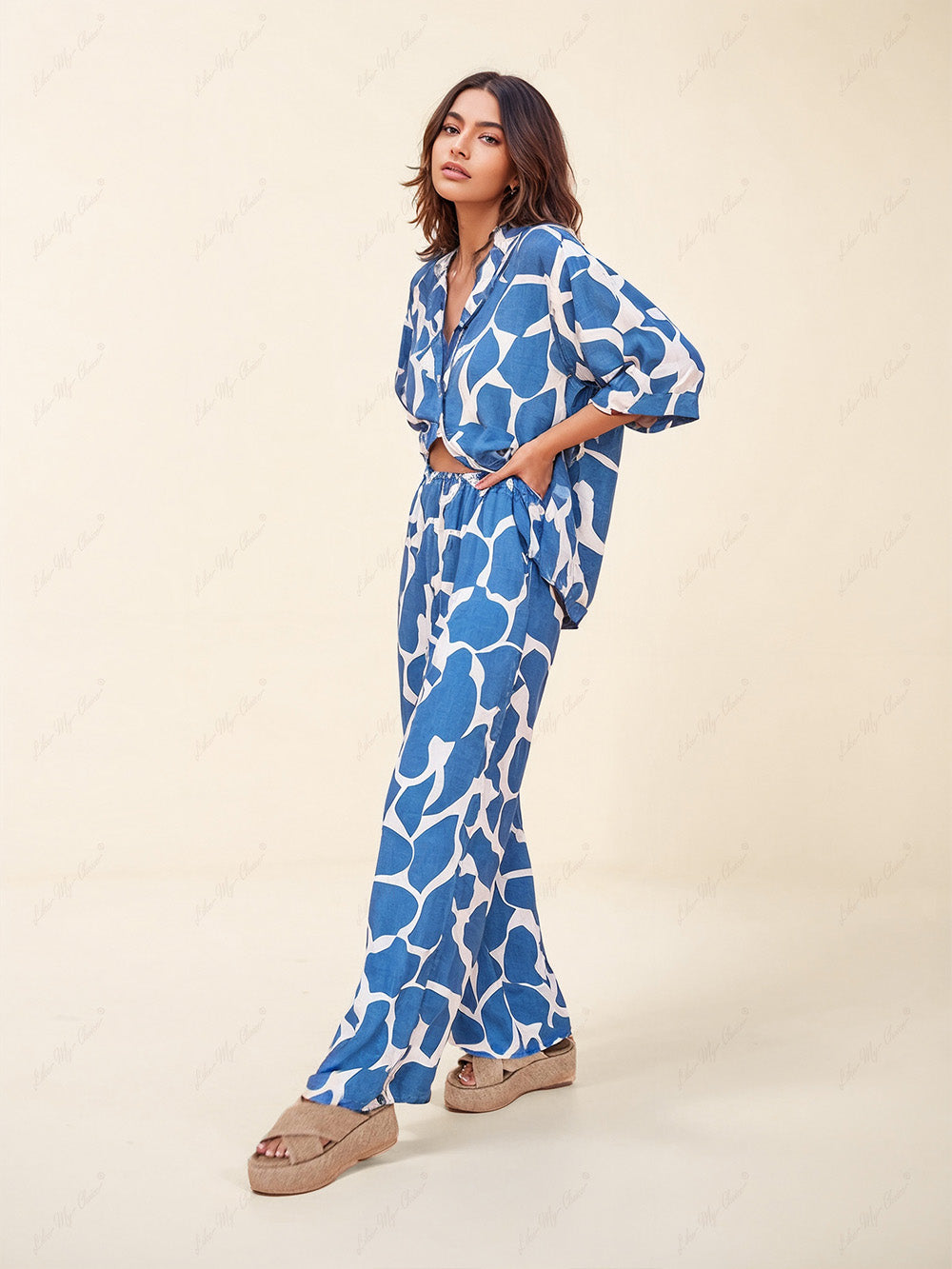 Pantalones holgados estampados a rayas azules y blancas