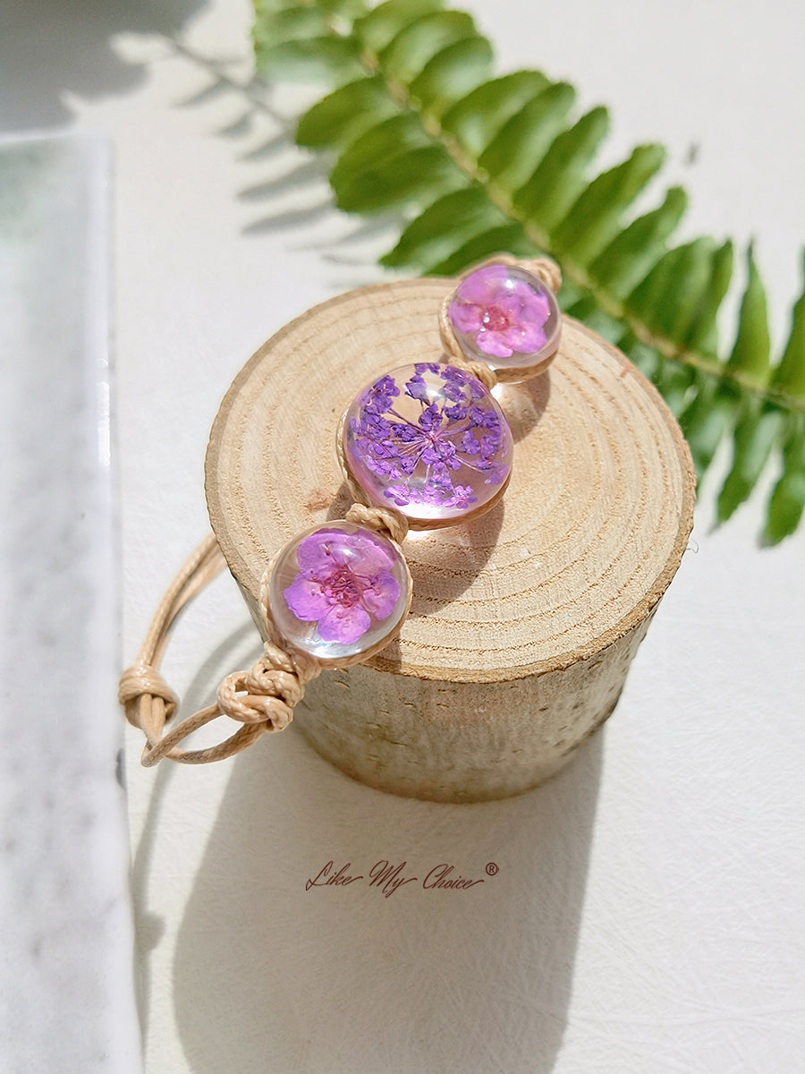 Bracelet jonc à charms en forme de pierres précieuses et de fleurs de cerisier, avec cordon réglable