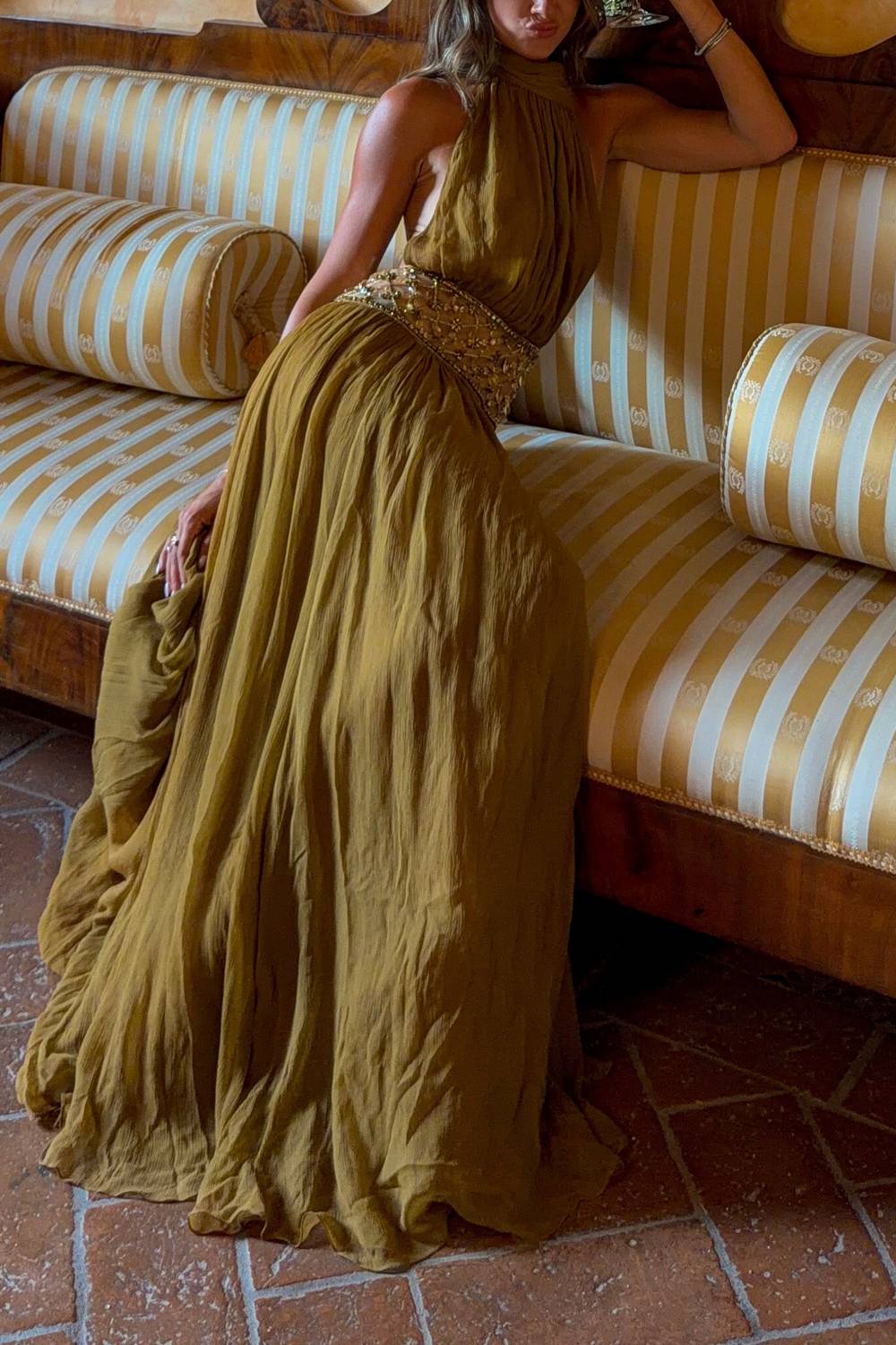 Vestido largo de noche con cuello halter alto, cintura de malla con cuentas y abertura alta