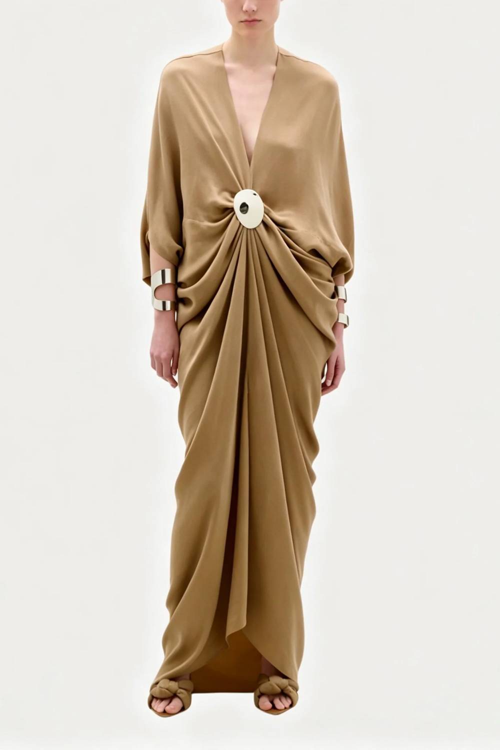 Vestido maxi drapeado com decote em V profundo, mangas morcego, fivela metálica e racha