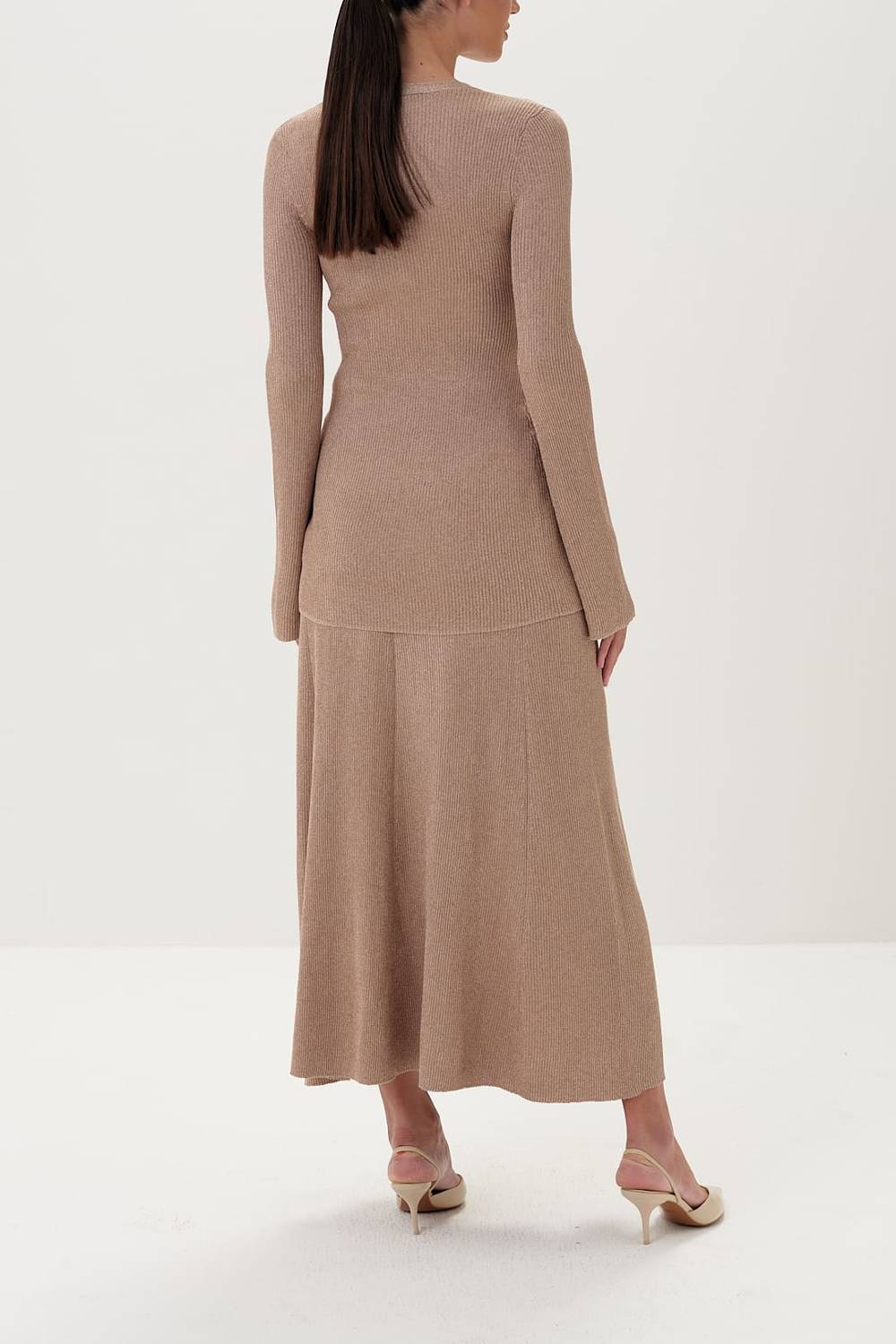 Conjunto de dos piezas con top de punto con escote en V, botones delanteros y mangas acampanadas, y falda midi en línea A