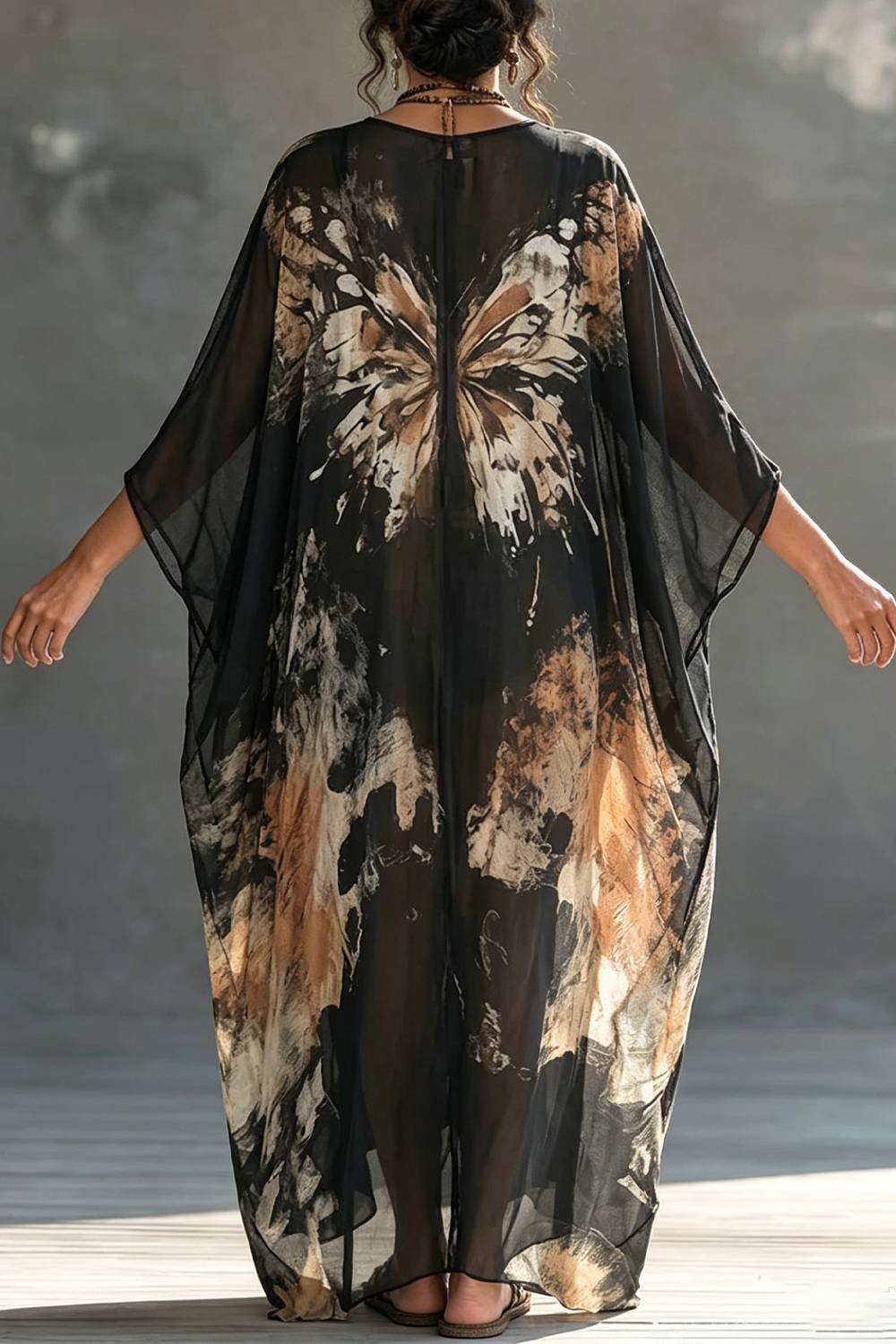 Vestido maxi tipo kaftan largo com estampado de borboletas e decote em V