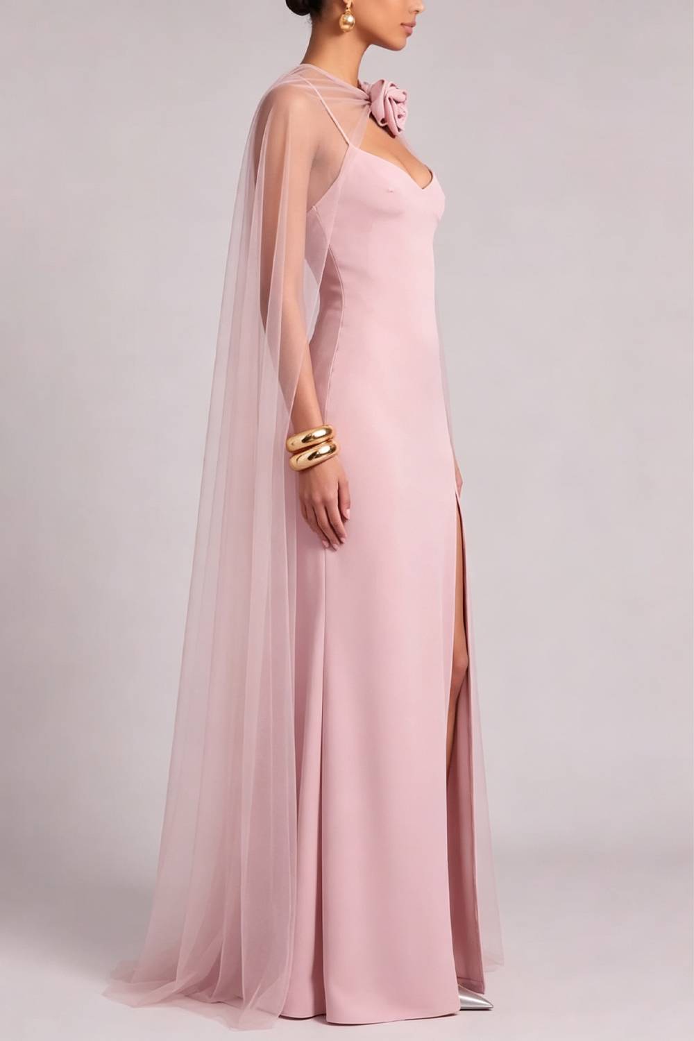 Abito lungo in tulle rosa con mantella e spacco