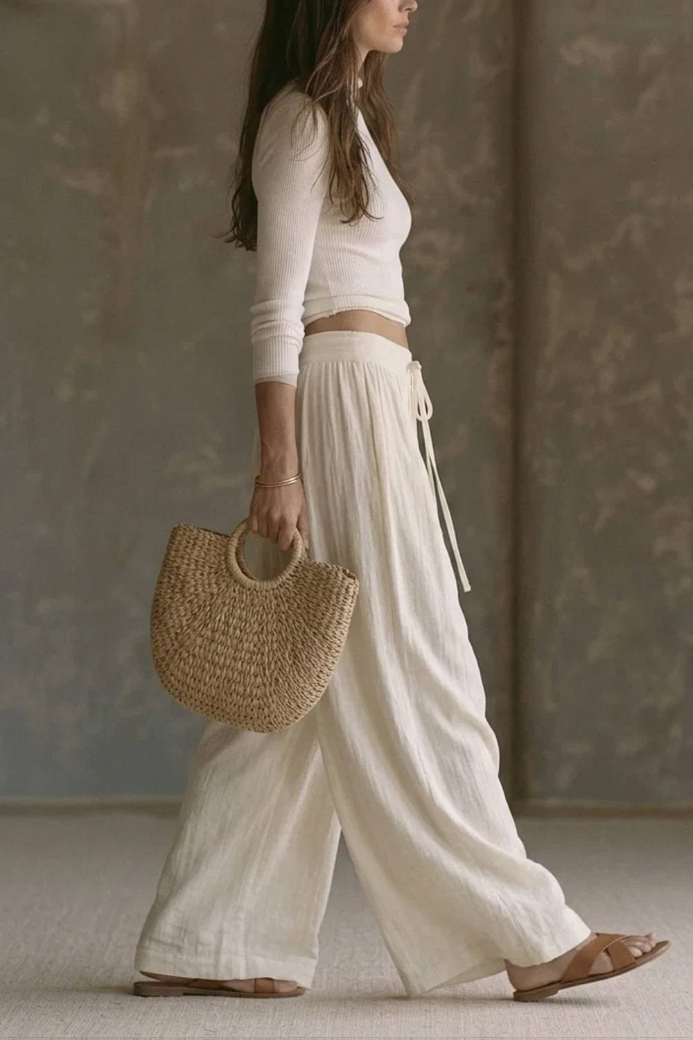 Conjunto de dos piezas con top corto de punto y cuello vuelto, y pantalones de pernera ancha con cordón ajustable
