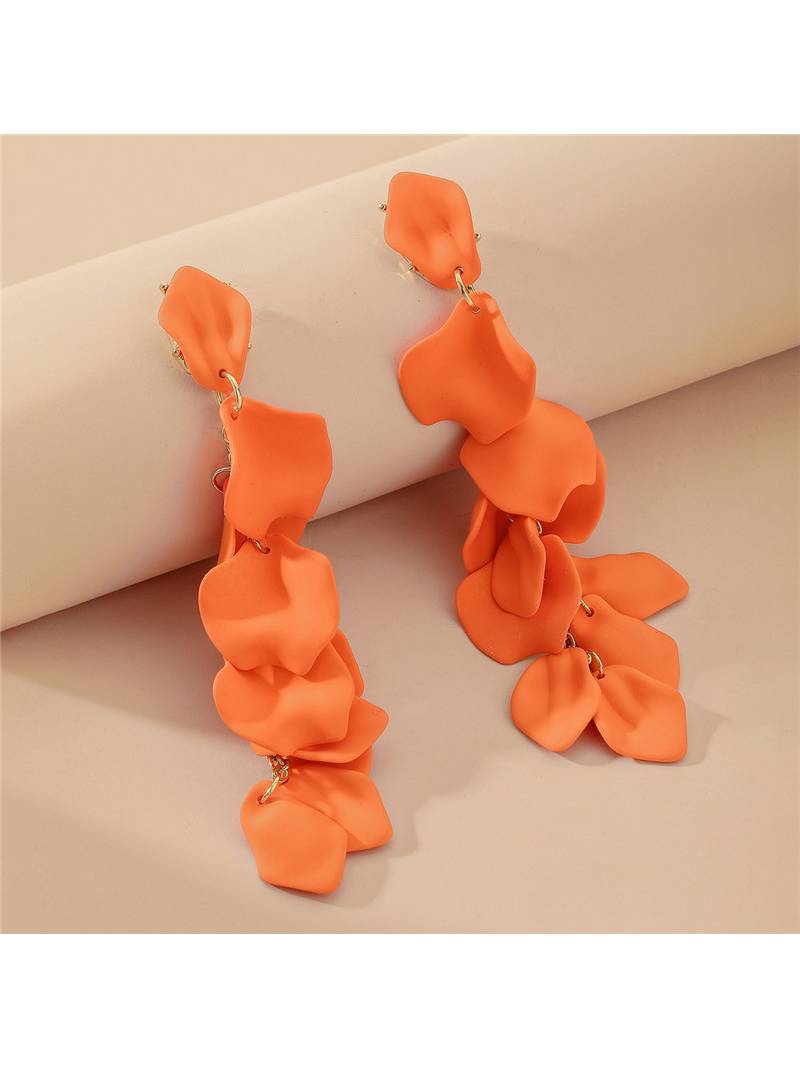 Ohrringe mit Rosenblütenblättern und Quasten