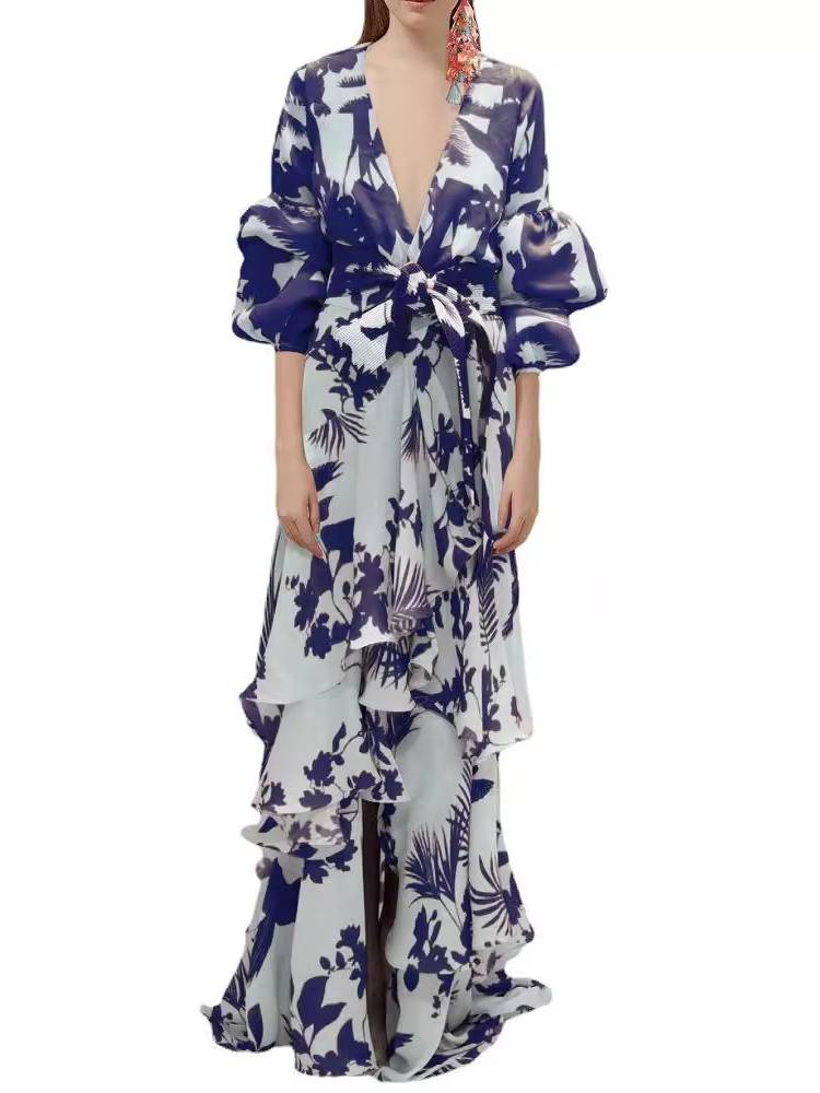 Vestido único com estampado e decote em V profundo