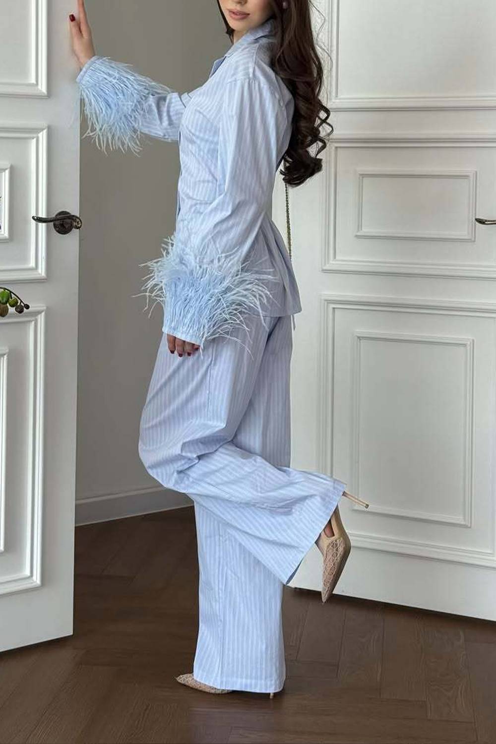 Blazer a rayas con puños de plumas y conjunto de dos piezas con pantalón de pierna ancha