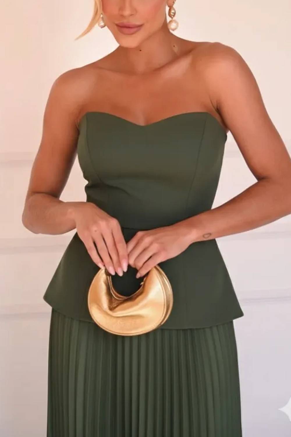 Robe longue plissée à bustier péplum sans bretelles et décolleté en cœur