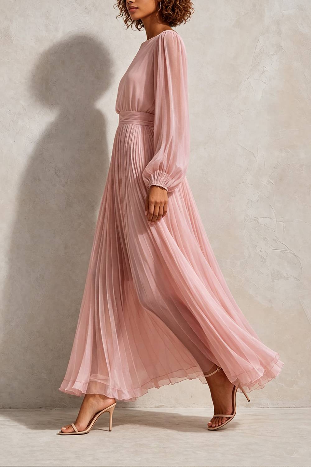 Maxivestido largo, fluido y plisado, con mangas largas
