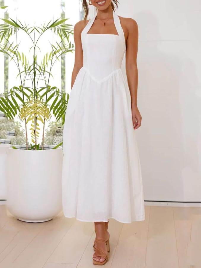 Vestido preto curto de comprimento médio com decote halter e cintura marcada