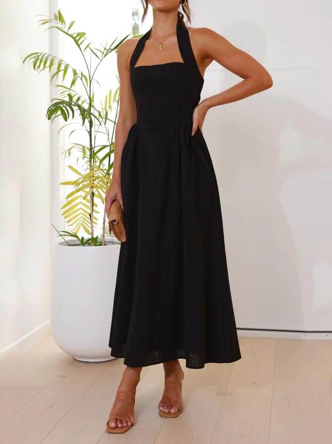 Vestido preto curto de comprimento médio com decote halter e cintura marcada