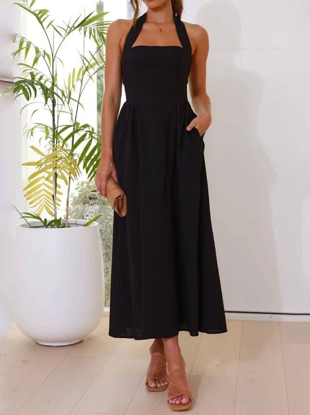 Vestido preto curto de comprimento médio com decote halter e cintura marcada