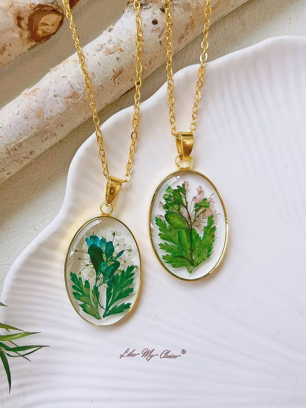 Colar com folhas de fetos prensadas