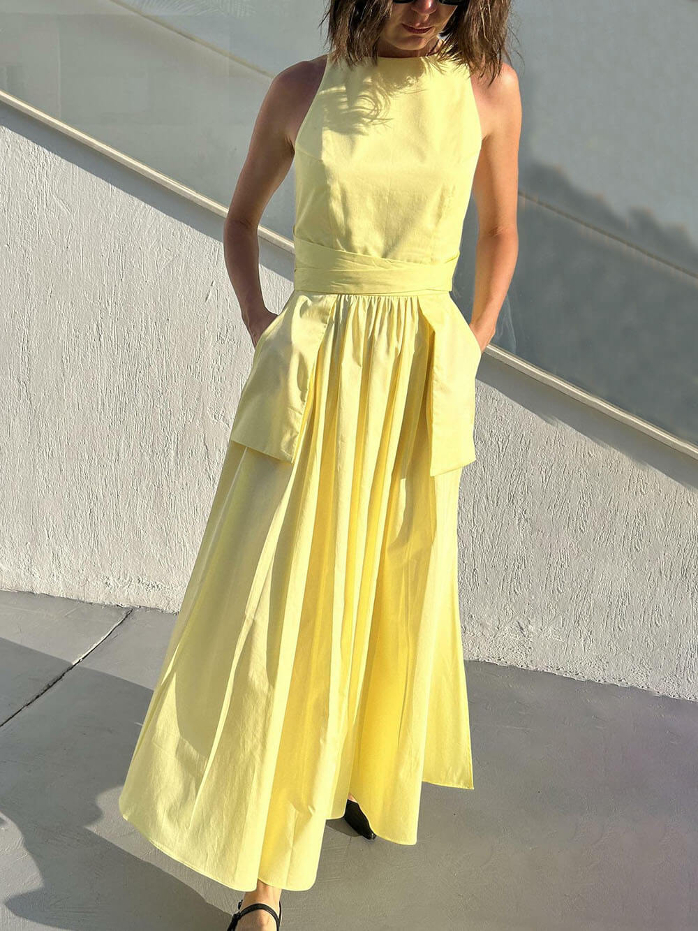 Vestido chaleco único con abertura lateral, cordones y bolsillos