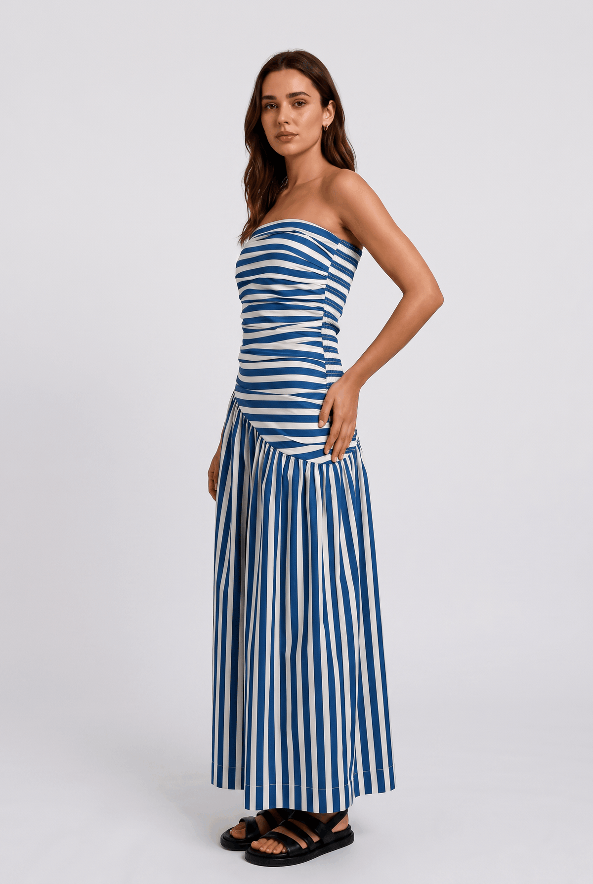 Vestido comprido às riscas azuis e brancas, cai-cai, com pregas, corte assimétrico e pespontos
