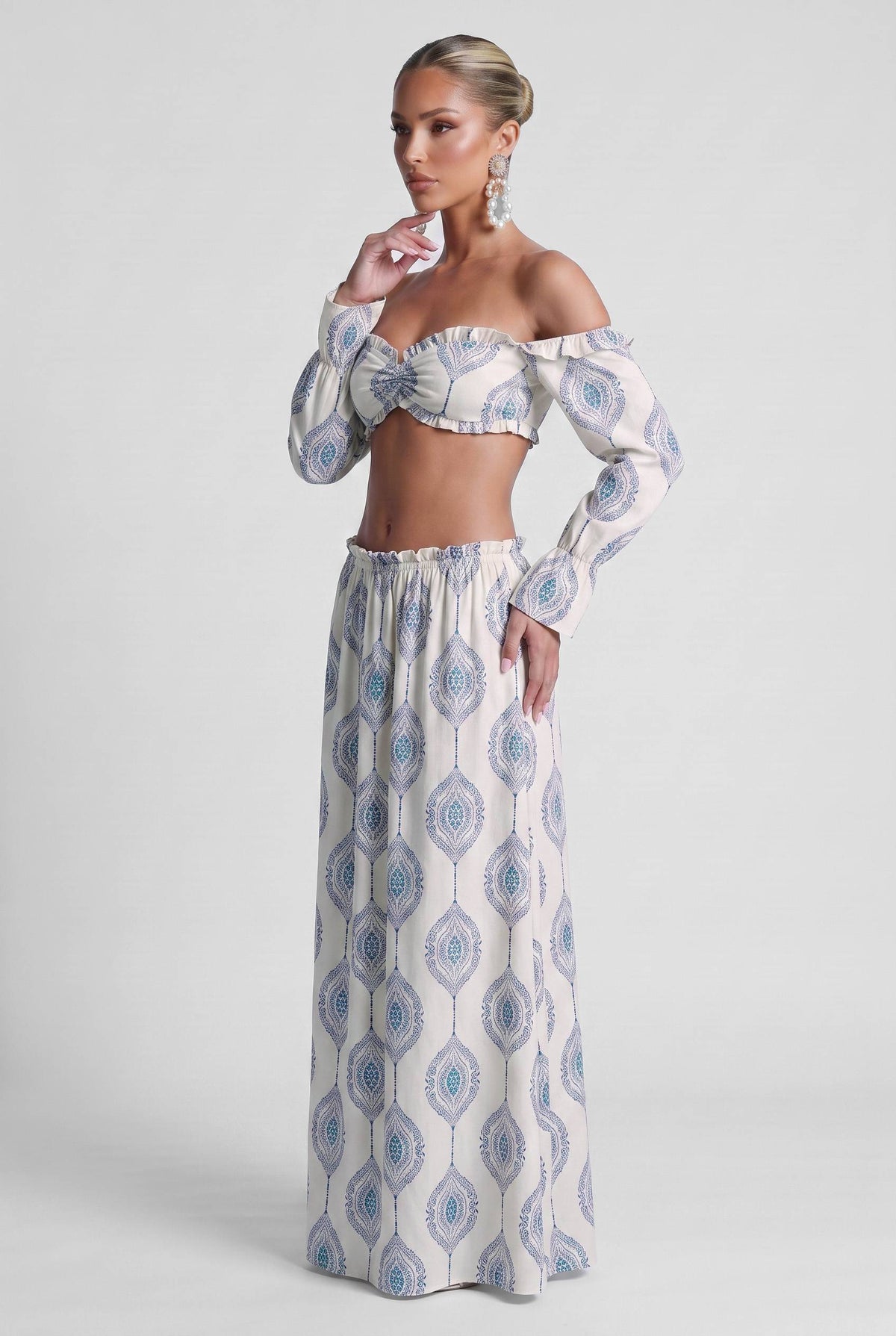 Completo boho estivo da spiaggia e vacanza, con top a fascia e abito a stampa paisley
