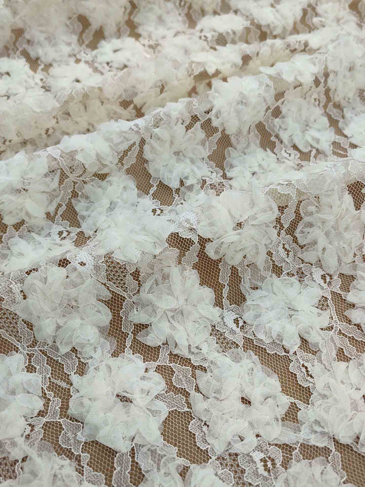 Vestido midi branco-creme de renda floral com decote em V e mangas de balão