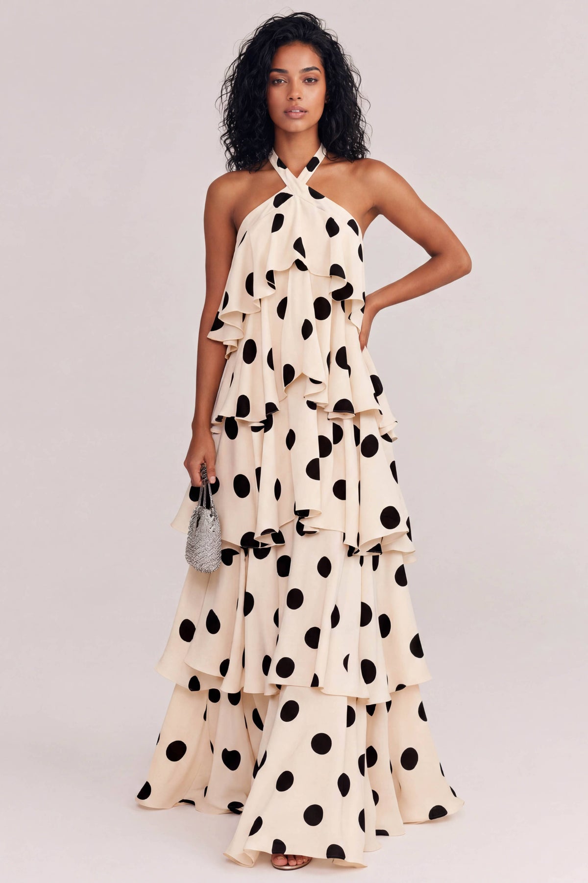 Abito lungo elegante a balze, con scollo all'americana e stampa a pois