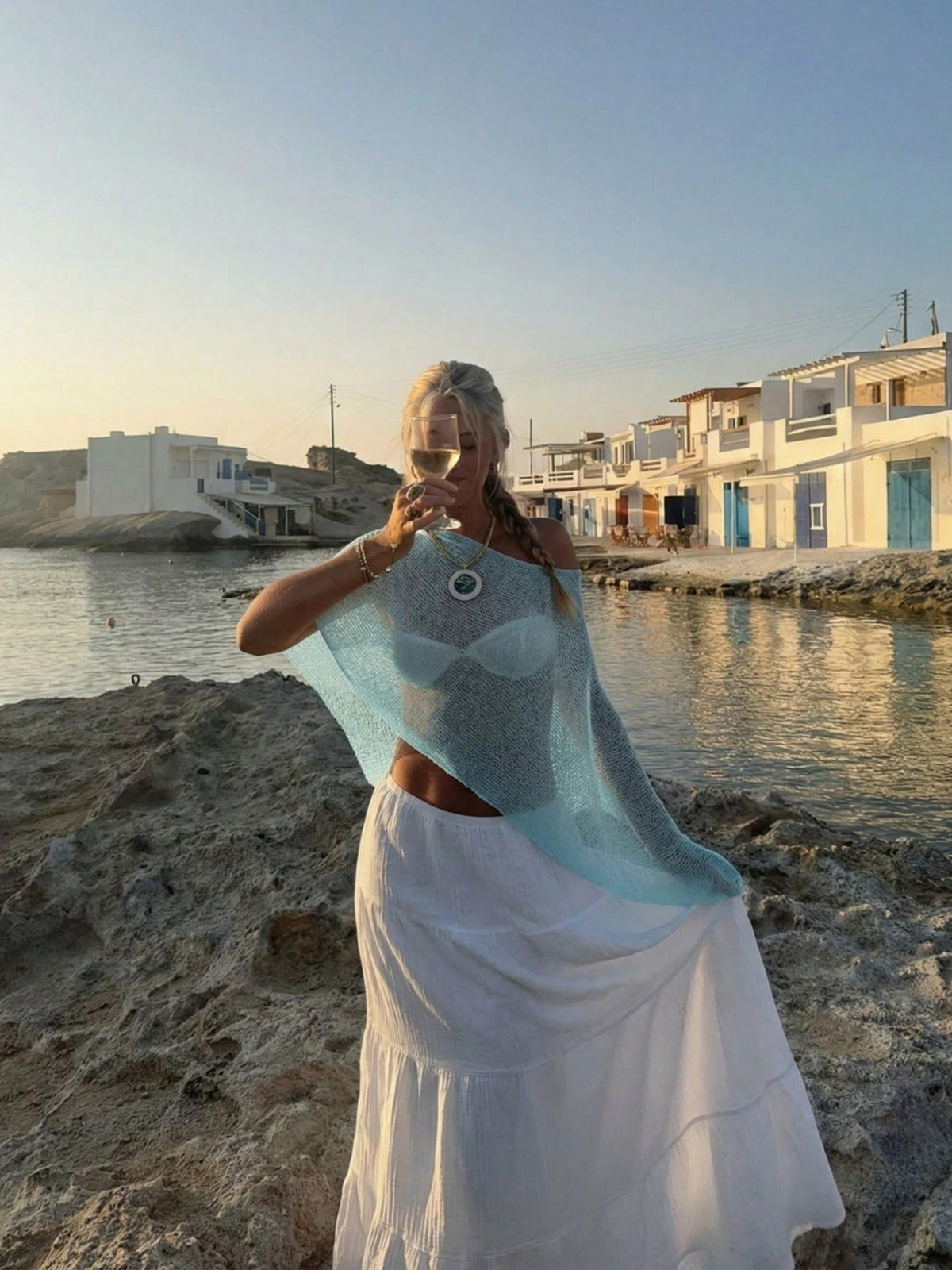 Γαλάζιο διάτρητο πλεκτό κάλυμμα παραλίας με έξω τους ώμους, φαρδιά μακριά μανίκια, για γυναίκες