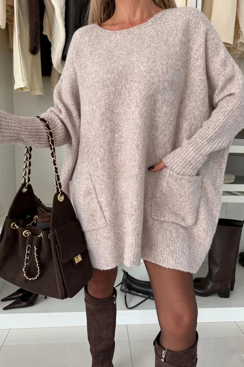 Camisola de malha oversized com ombros descaídos, gola redonda e bolsos frontais