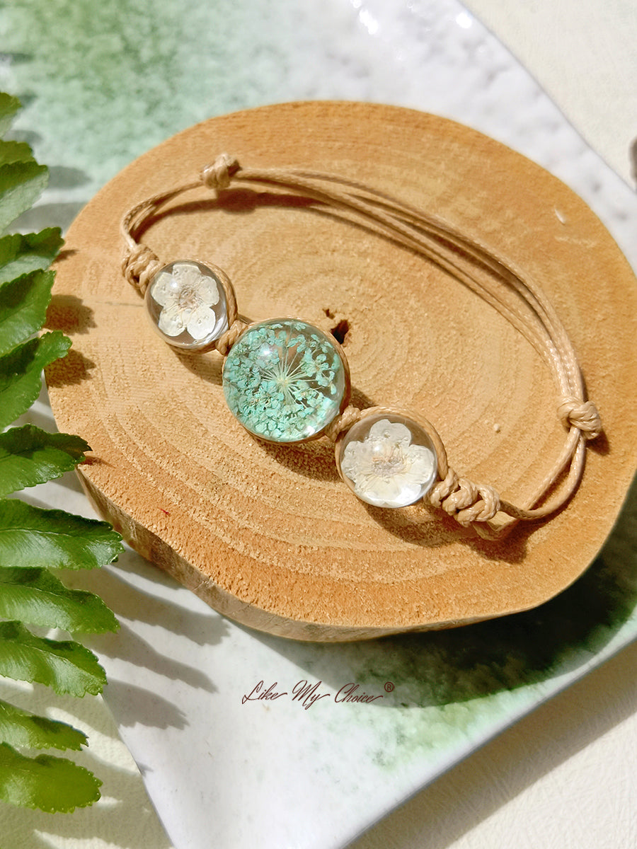 Bracelet jonc à charms en forme de pierres précieuses et de fleurs de cerisier, avec cordon réglable