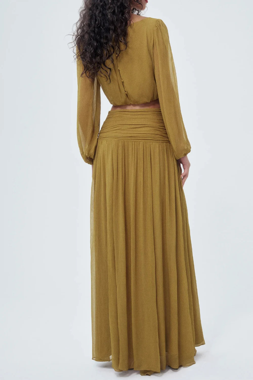 Zweiteiliges Set aus olivgrünem Chiffon-Crop-Top mit langen Ärmeln und gerafftem Maxirock
