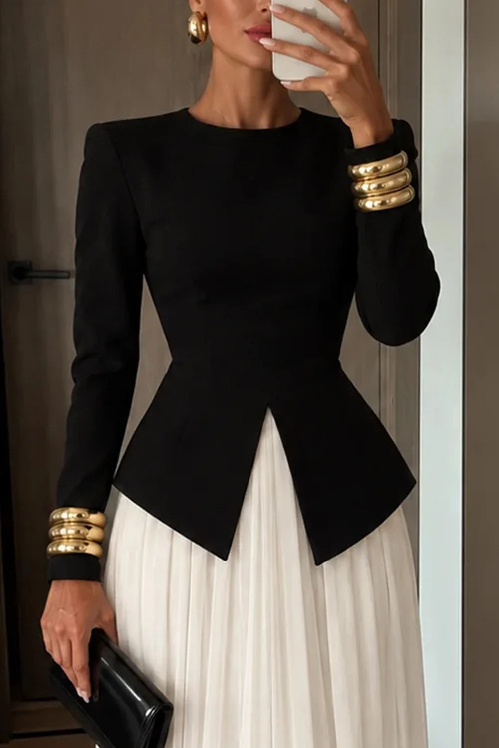 Elegante conjunto de dos piezas con top de manga larga con peplum y abertura, y falda larga plisada