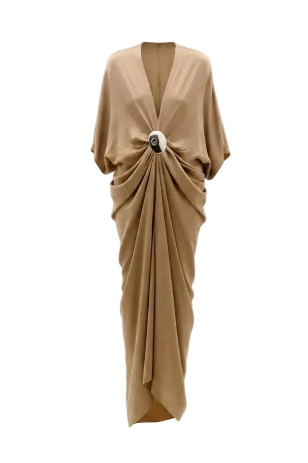 Vestido maxi drapeado com decote em V profundo, mangas morcego, fivela metálica e racha