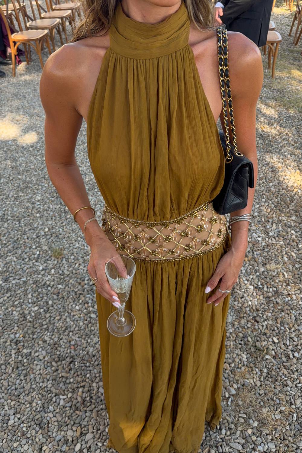 Vestido largo de noche con cuello halter alto, cintura de malla con cuentas y abertura alta