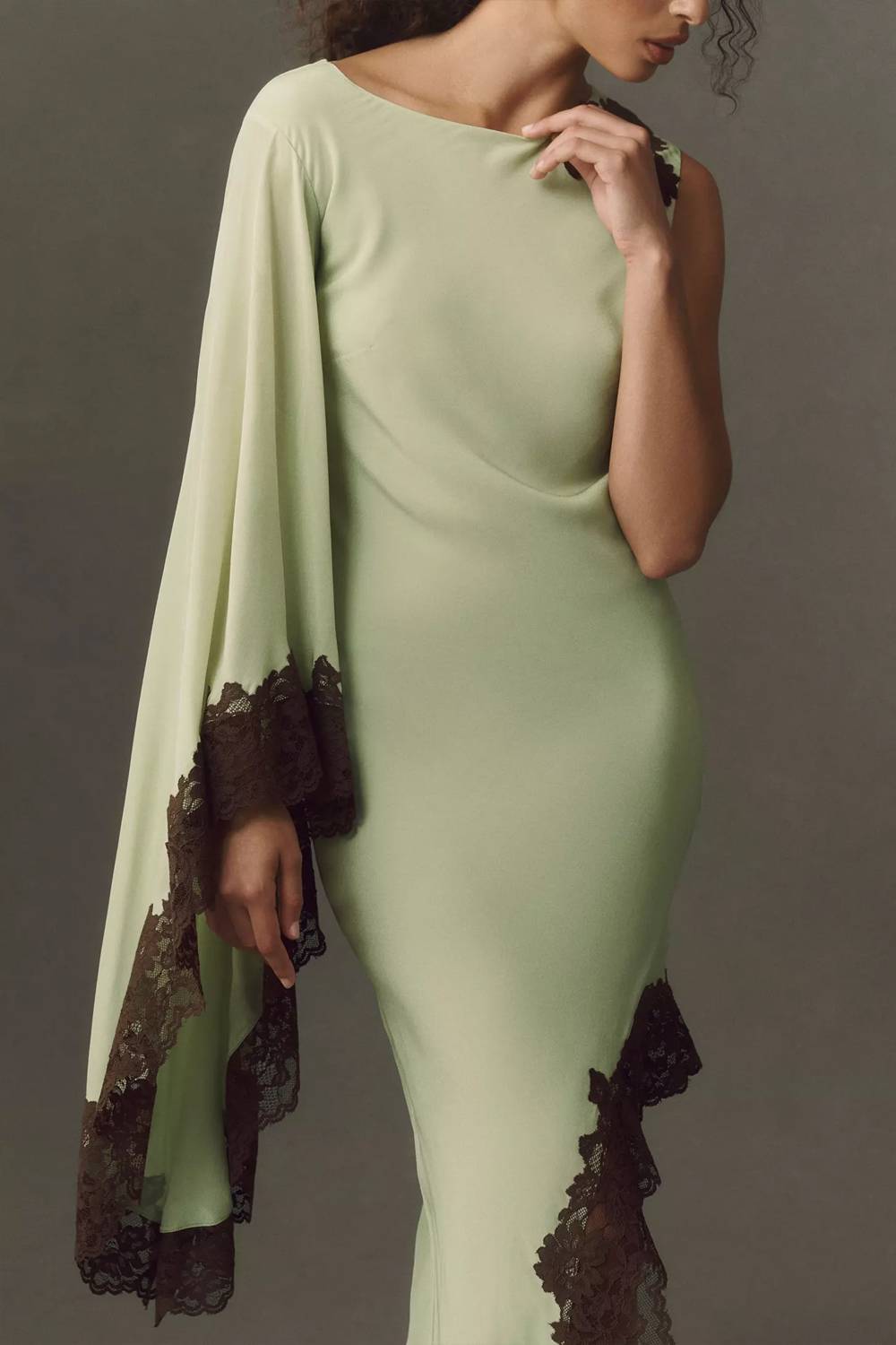 Vestido midi assimétrico de uma manga, com acabamento em renda