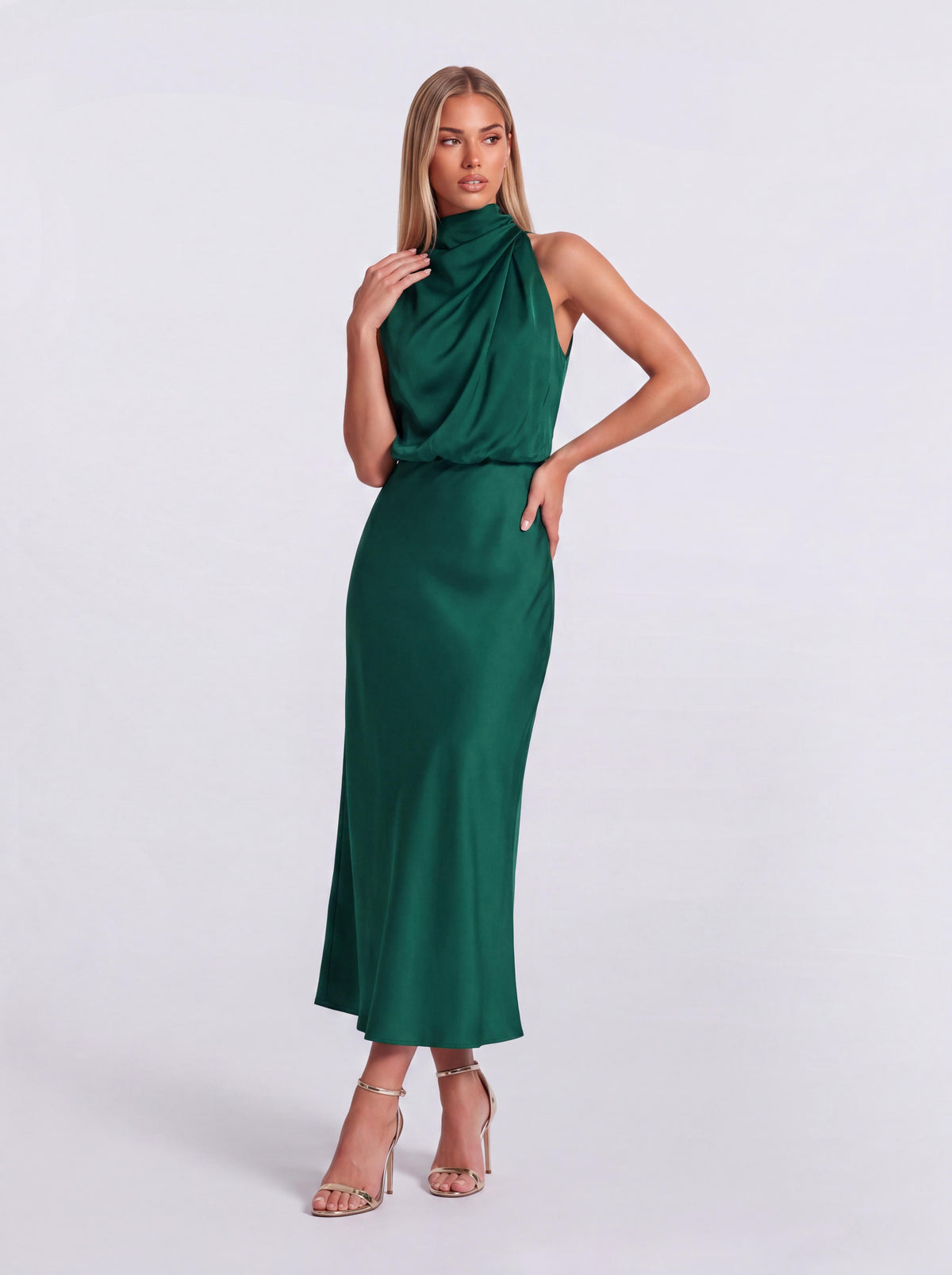 Vestido de cetim de comprimento médio, justo, com corte sereia e gola subida