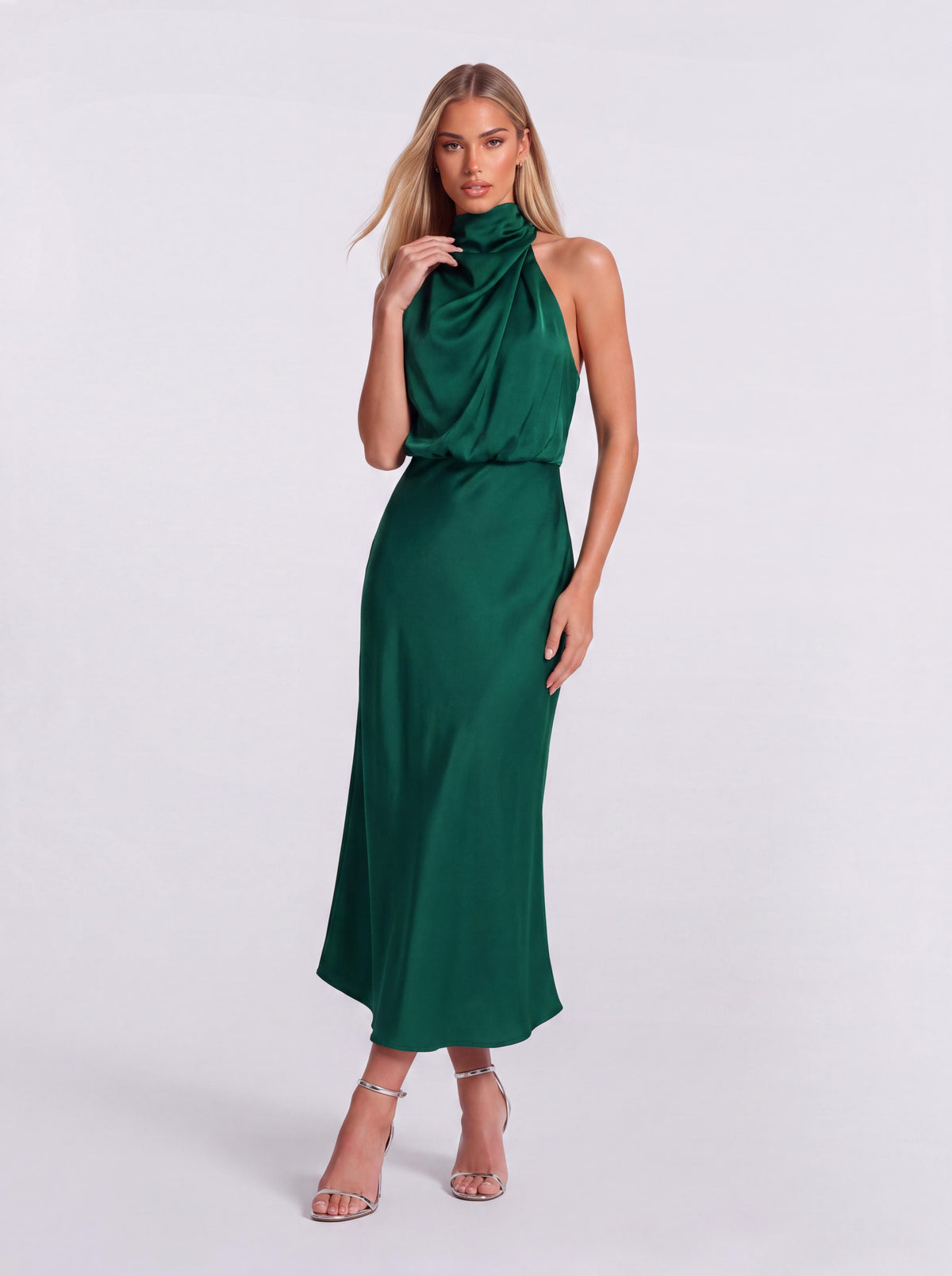 Vestido de cetim de comprimento médio, justo, com corte sereia e gola subida