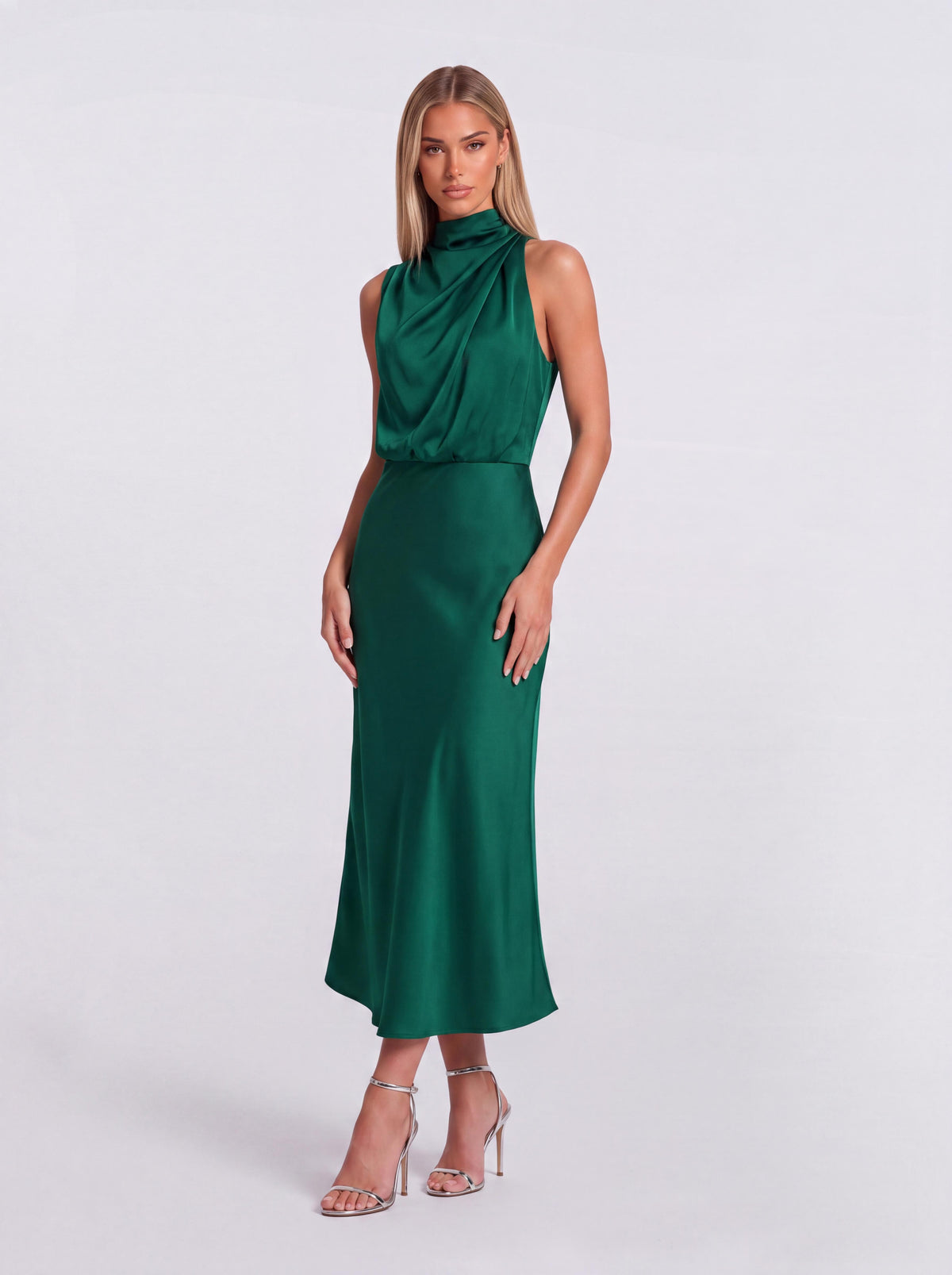 Vestido de cetim de comprimento médio, justo, com corte sereia e gola subida
