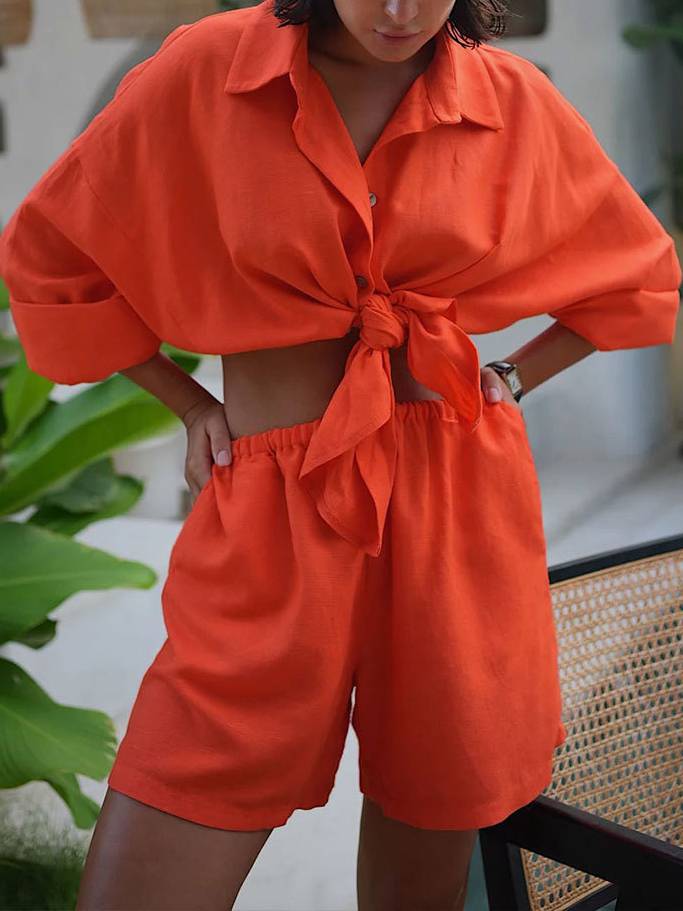 Completo casual con camicia ampia a maniche lunghe e shorts
