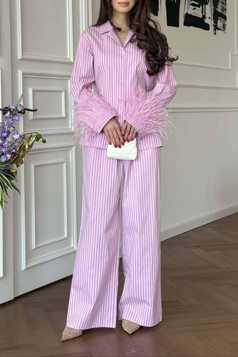 Blazer a rayas con puños de plumas y conjunto de dos piezas con pantalón de pierna ancha